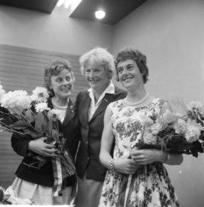 Terug uit Belgrado, links Tilly van Zwaard , midden Fanny Blankers en rechts Ger, Bestanddeelnr 914-3241