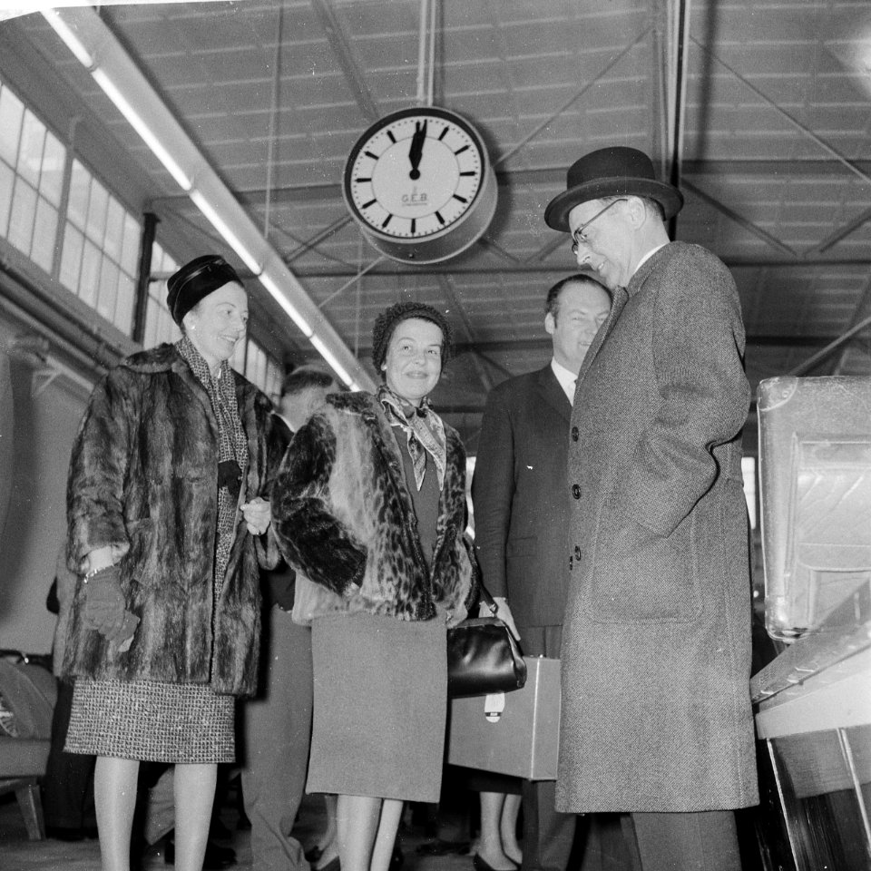 Terugkeer Amsterdamse delegatie uit New York . Burgemeester van Hall en zijn vro, Bestanddeelnr 913-1828