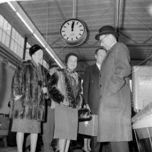 Terugkeer Amsterdamse delegatie uit New York . Burgemeester van Hall en zijn vro, Bestanddeelnr 913-1828
