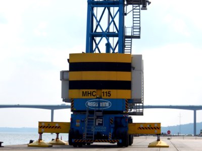 Terex Fantuzzi Reggiane MHC 115 harbor crane at Fejle harbor, pic2