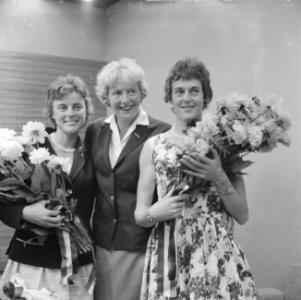 Terug uit Belgrado, links Tilly van Zwaard , midden Fanny Blankers en rechts Ger, Bestanddeelnr 914-3238