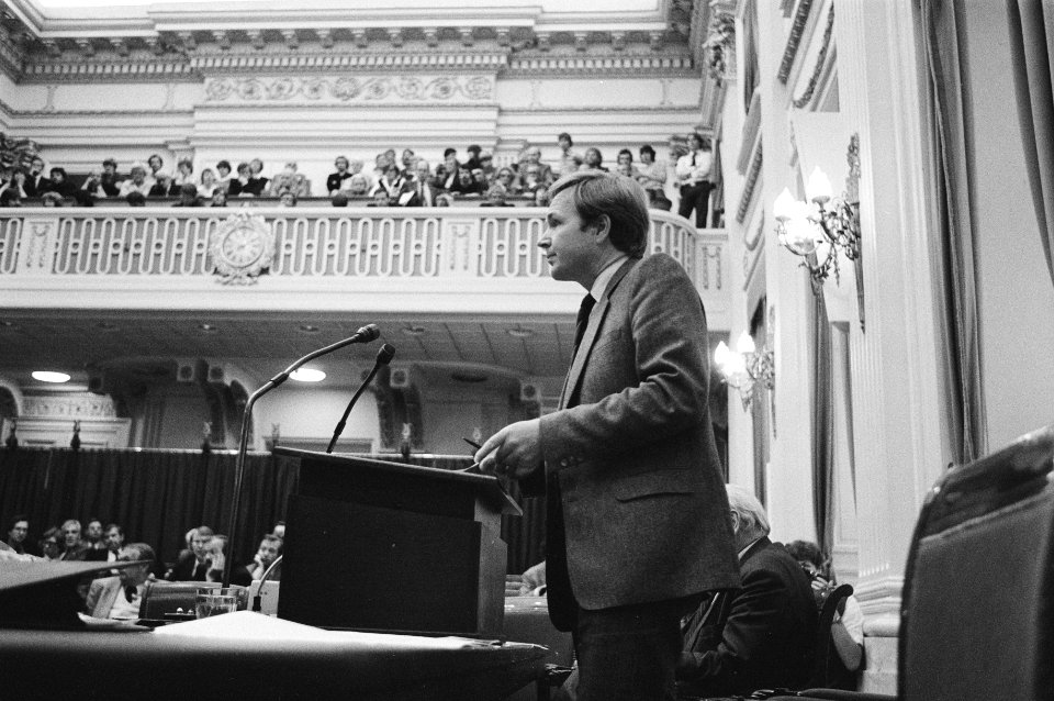 Terlouw aan het woord vanachter het spreekgestoelte van de Tweede Kamer rechts , Bestanddeelnr 931-6864