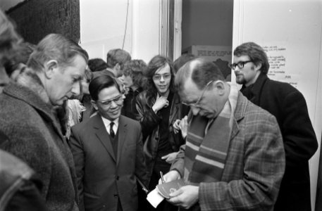 Tentoonstelling over oorlog in Vietnam in Kosmos, Amsterdam Twee leden van Zuid-, Bestanddeelnr 923-2324