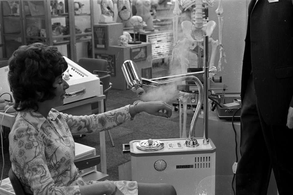 Tentoonstelling medische apparatuur Het Instrument in RAI Amsterdam, apparaat , Bestanddeelnr 924-9870