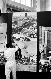 Tentoonstelling Mooie Vrijheid ingericht in Nieuwe Kerk A'dam t.g.v. 25e doden, Bestanddeelnr 923-4114