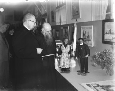 Tentoonstelling werkstukken ouden van dagen met burgemeester d'Ailly, Bestanddeelnr 903-7144