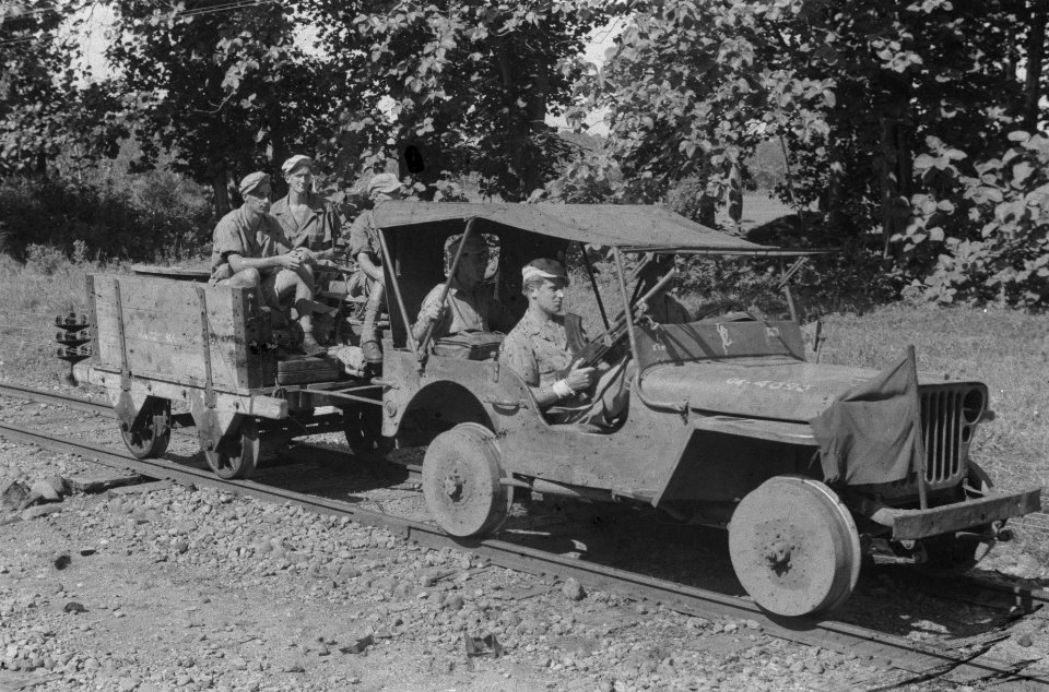 Terisi. Een jeep kan voor veel doeleinden gebruikt worden. En rijdt met even gro, Bestanddeelnr 418-4-3