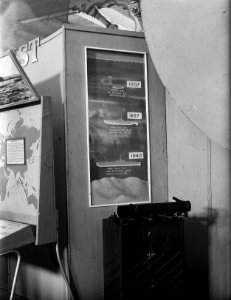 Tentoonstelling zeemacht stands en vooraanzicht, Bestanddeelnr 902-3012