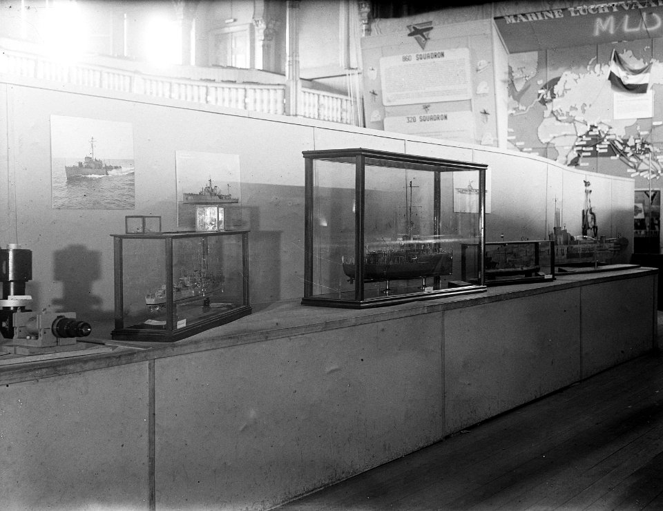 Tentoonstelling zeemacht stands en vooraanzicht, Bestanddeelnr 902-3016
