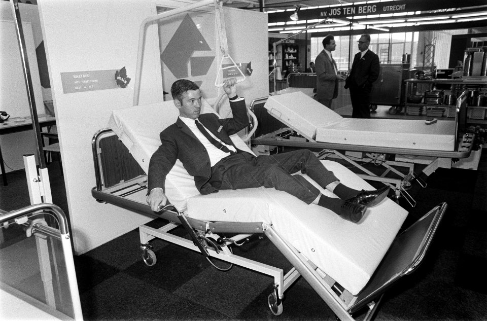 Tentoonstelling Medira 1969 in Julianahal Utrecht. Ziekenhuisbed, dat door de , Bestanddeelnr 922-8473