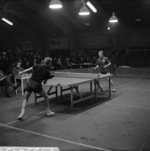 Tafeltennis Nederland tegen Belgie, spelmoment tussen op voorgrond de Belg M Co, Bestanddeelnr 915-9815
