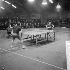 Tafeltennis Nederland tegen Belgie, spelmoment links Van de Walle (Belgie) en Fr, Bestanddeelnr 915-9816