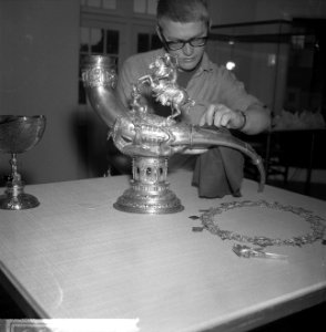 Tentoonstelling Pronk der Gilden in het Waaggebouw te Amsterdam, een drinkhoor, Bestanddeelnr 916-4335