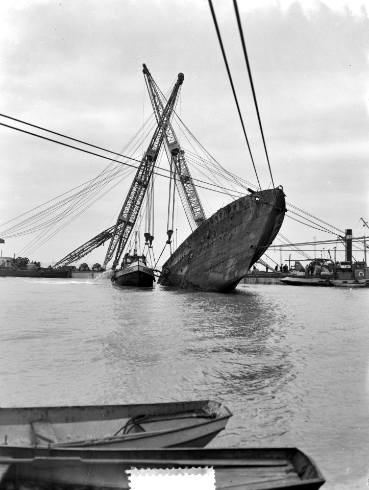 Terneuzen.Lichten van de Engelse torpedobootjager Valentine, Bestanddeelnr 905-5072