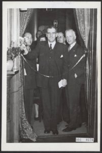 Tentoonstellingen, foto's, commissarissen der koningin, openingen, burgemeesters, Bestanddeelnr 091-0170
