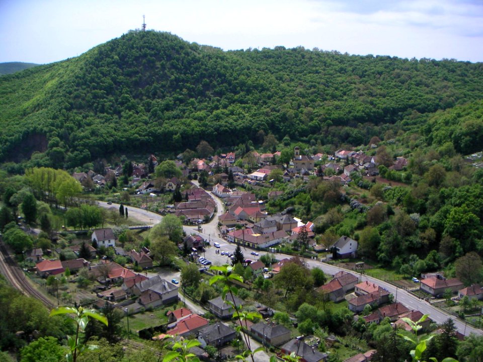 Szarvaskő panorámája a Várhegyről