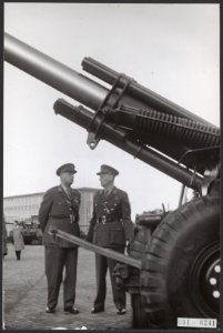 Tentoonstellingen, leger, wapens, bevelhebbers, couzy j h, lefevre g j, Bestanddeelnr 091-0241