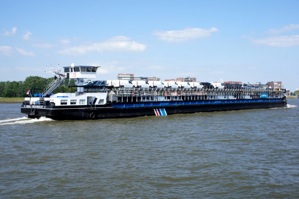Terra - ENI 02316216 on the Beneden Merwede, Dordrecht, pic2