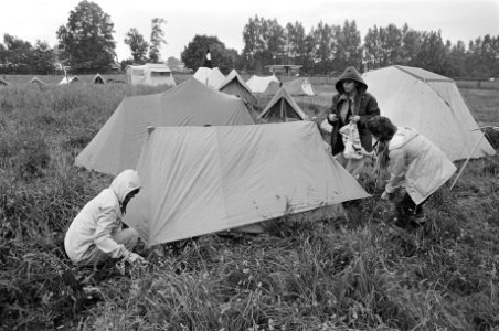 Tentenkamp wordt ingericht op een grasveld naast het Heraclesstadion in Almelo i.v.m. de manifestatie tegen de UCN-fabriek, Bestanddeelnr 931-5473