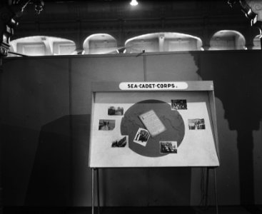 Tentoonstelling zeemacht stands en vooraanzicht, Bestanddeelnr 902-3011