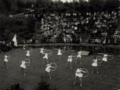 Ter gelegenheid van het 40-jarig bestaan van de Kennemer Turnkring werden op maandag 14 mei in het Openluchttheater Turnwedstrijden gehouden, waarbij de dames van Rotterdam een hoepel oefeni, NL-HlmNHA 54004313