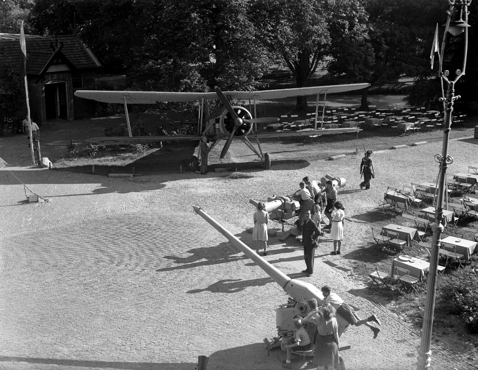 Tentoonstelling zeemacht stands en vooraanzicht, Bestanddeelnr 902-3017