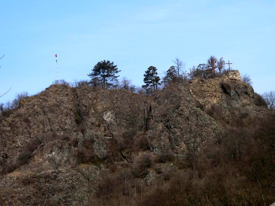 Szarvaskő hegye, az egykori vár romjaival