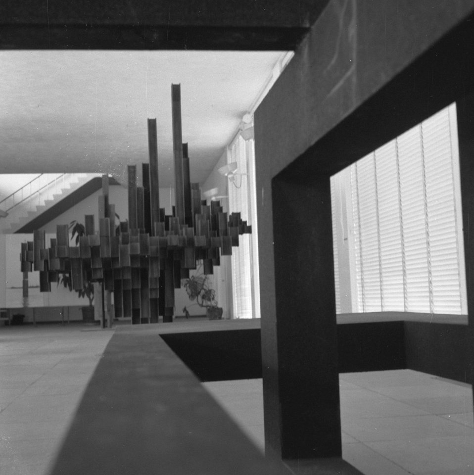 Tentoonstelling werken van Andre Volten in Stedelijk Museum, twee constructies, Bestanddeelnr 919-2348