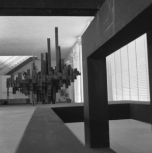 Tentoonstelling werken van Andre Volten in Stedelijk Museum, twee constructies, Bestanddeelnr 919-2348