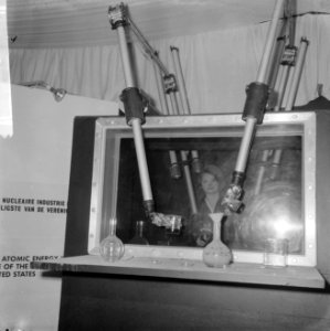 Tentoonstelling Werken met atomen , te Utrecht, Mechanische handen gedemonstreer, Bestanddeelnr 918-8360