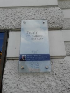Tablica informacyjna na Teatrze imienia Wilama Horzycy w Toruniu