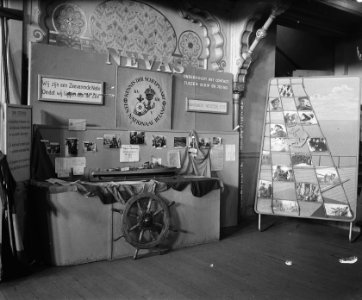 Tentoonstelling zeemacht stands en vooraanzicht, Bestanddeelnr 902-3010