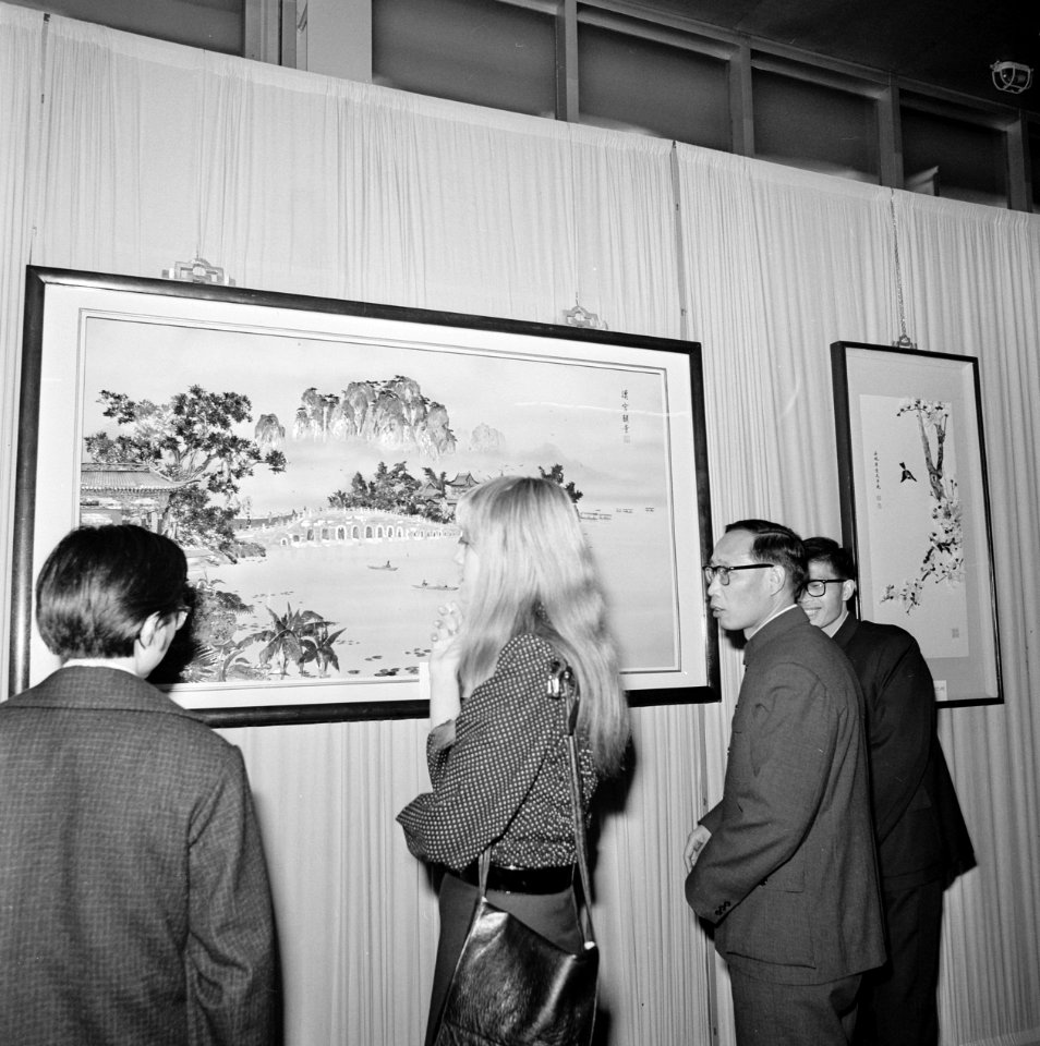Tentoonstellingsmedewerkers en een bezoeker, Bestanddeelnr 926-8663