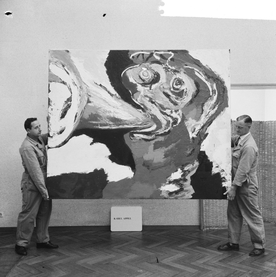 Tentoonstelling werken van Karel Appel in Stedelijk Museum , mensen richten de t, Bestanddeelnr 917-8995