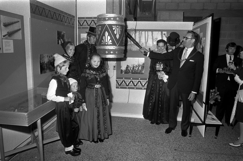 Tentoonstellingen, volkscultuur, klederdrachten, openingen, burgemeesters, Bestanddeelnr 925-6055