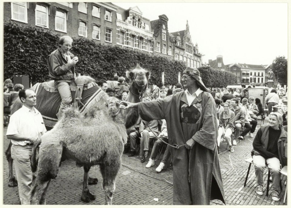 Ter gelegenheid van de afsluiting van het lustrumjaar sprak rector G. Smit van het Stedelijk gymnasium de leerlingen van zijn 600-jarige school toe vanaf de rug van een kameel. NL-HlmNHA 54031475