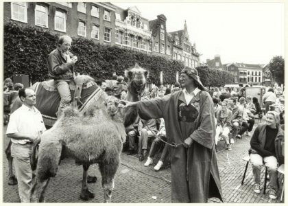 Ter gelegenheid van de afsluiting van het lustrumjaar sprak rector G. Smit van het Stedelijk gymnasium de leerlingen van zijn 600-jarige school toe vanaf de rug van een kameel. NL-HlmNHA 54031475