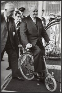 Tentoonstellingen, fietsen, openingen, voorzitters, directies, Berg H. G van Den, Bestanddeelnr 094-0505