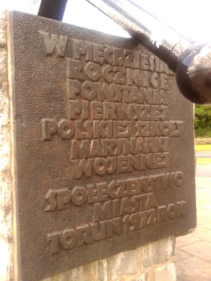 Tablica pamiątkowa na Pomniku Kotwica w Toruniu z 1972 roku