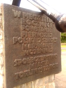 Tablica pamiątkowa na Pomniku Kotwica w Toruniu z 1972 roku