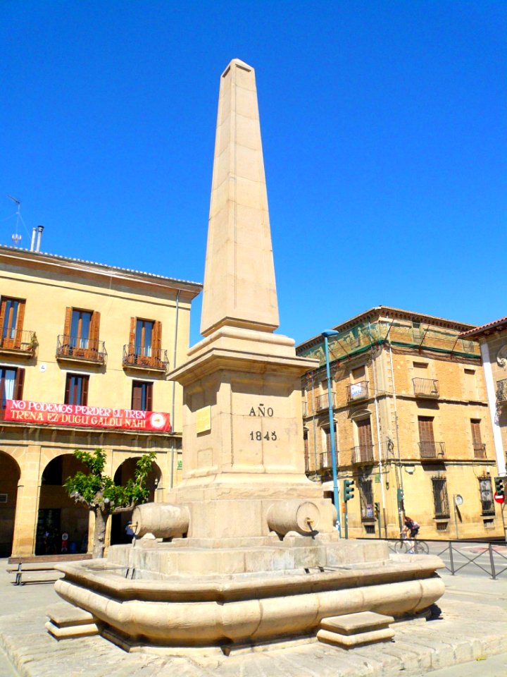 Tafalla - Plaza de Don Francisco de Navarra, fuente 1