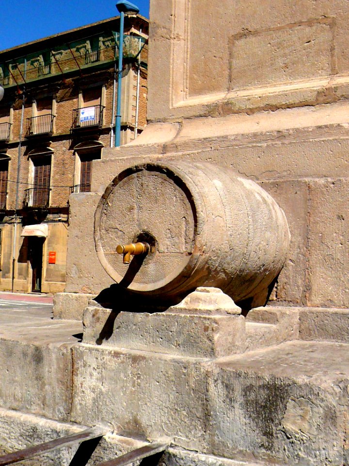 Tafalla - Plaza de Don Francisco de Navarra, fuente 3