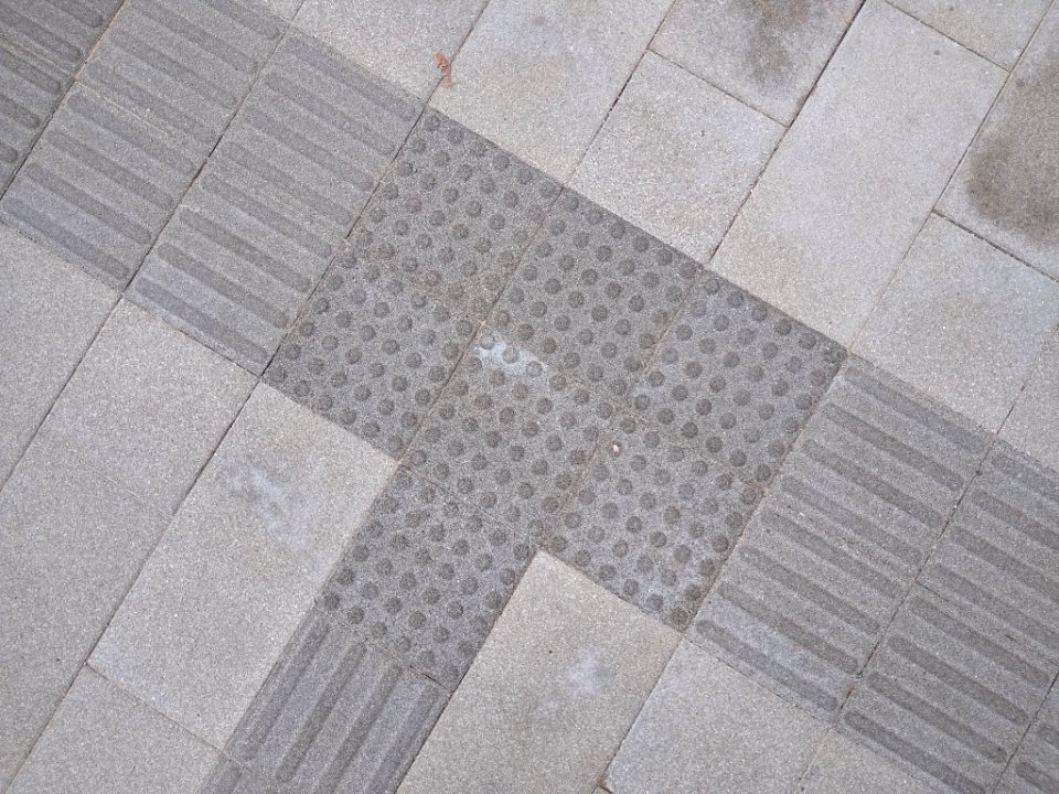 Tactile paving in China 3