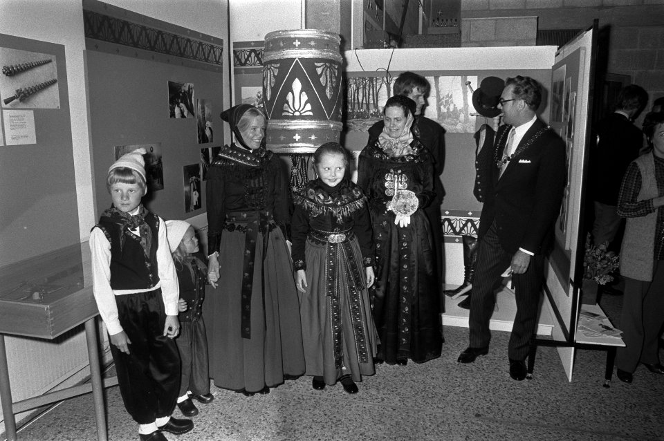 Tentoonstellingen, volkscultuur, klederdrachten, openingen, burgemeesters, Bestanddeelnr 925-6056