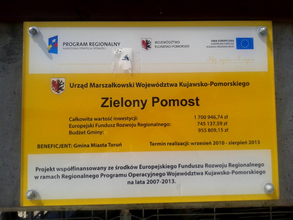 Tablica informacyjna o kosztach inwestycji Zielonego Pomostu w Toruniu