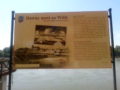 Tablica informacyjna o dawnym moście na Wiśle w Toruniu