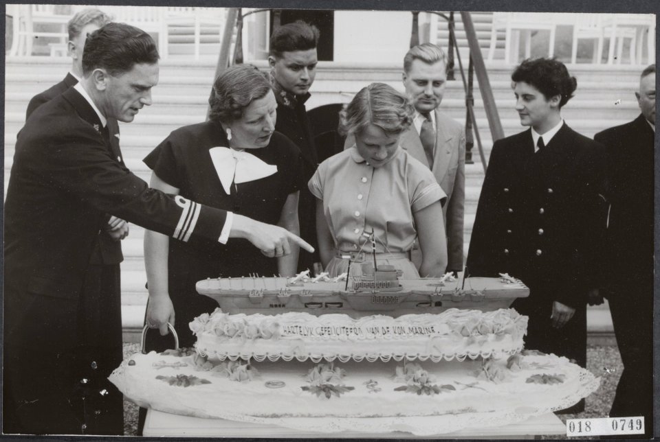 Ter gelegenheid van de 15e verjaardag van prinses Irene bood hedenmiddag een dep, Bestanddeelnr 018-0749