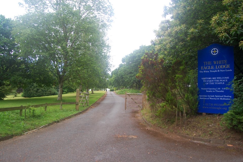 Temple of the White Eagle Lodge, Brewells Lane, Liss (July 2019) (Entrance)