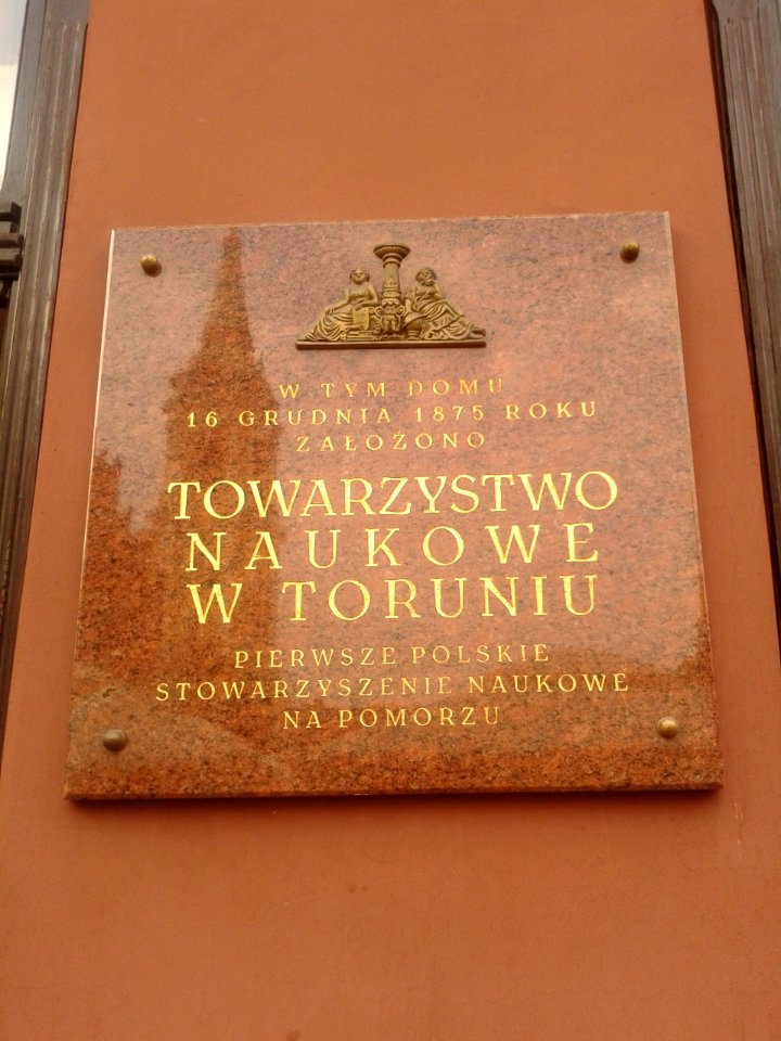 Tablica upamiętniająca założenie Towarzystwa Naukowego w Toruniu