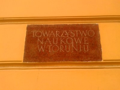 Tablica Towarzystwa Naukowego w Toruniu pod adresem ulica Wysoka 16 w Toruniu